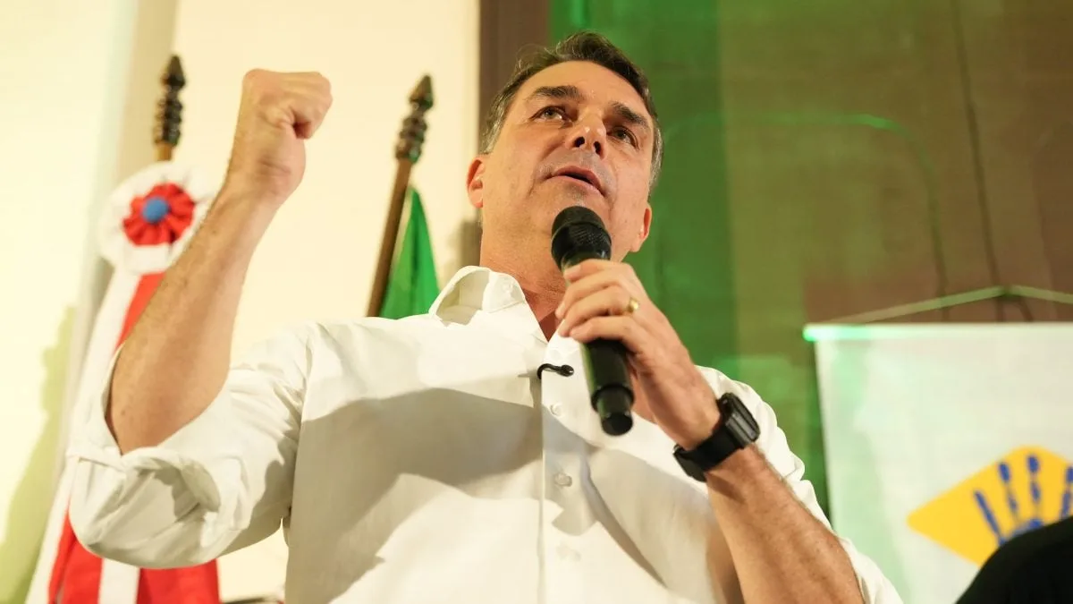 Flávio Bolsonaro em evento público com empresários em Maceió